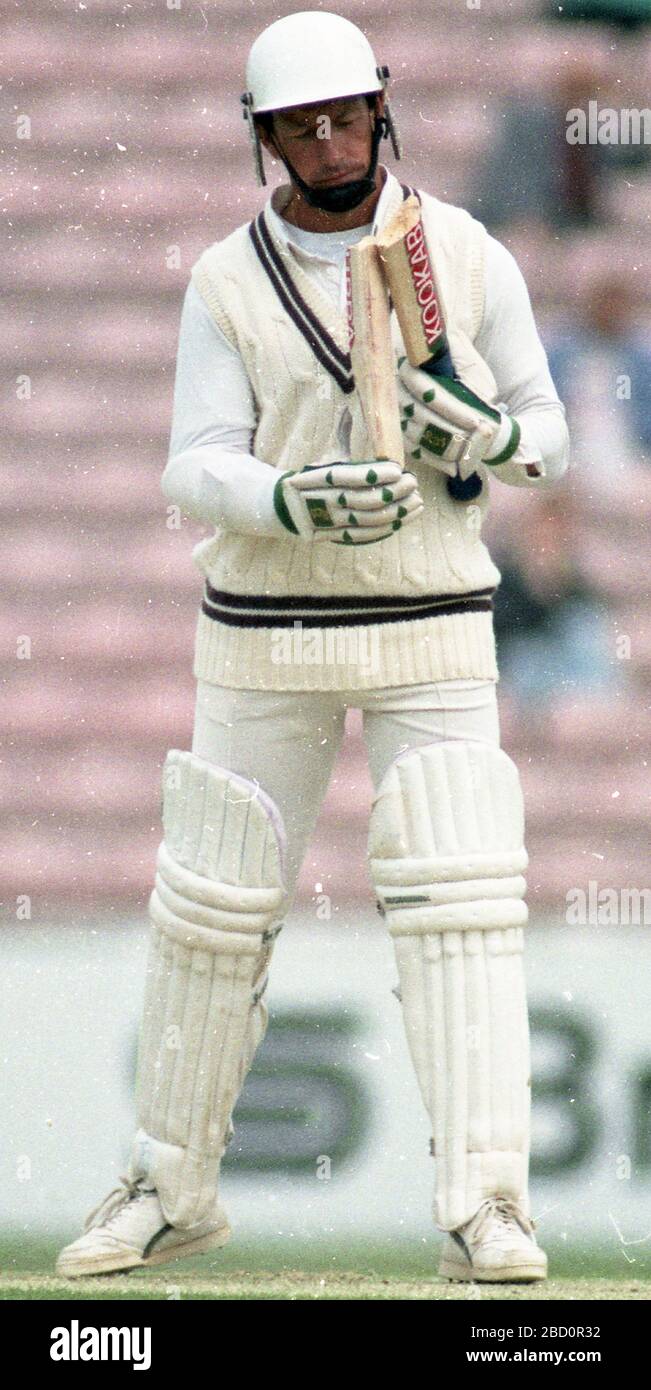 The Oval, Londres, 19 mai 1990. Surrey/Hampshire. Surrey openin batsman, la chauve-souris de Grahame Clinton se casse d'une livraison par Kevin Shine de Hampshire comme le regarde David Gower. Banque D'Images