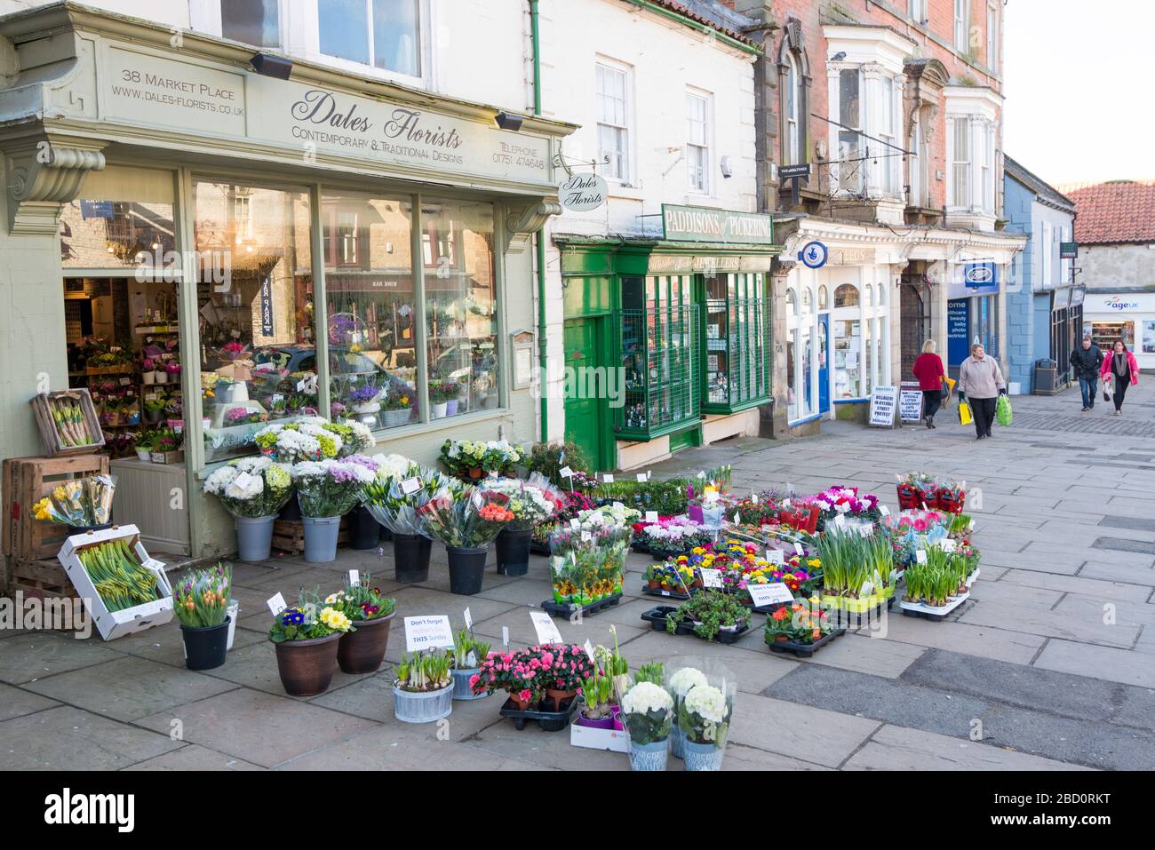 Exposition de fleurs à l'extérieur d'un fleuriste à Pickering, dans le North Yorkshire Banque D'Images