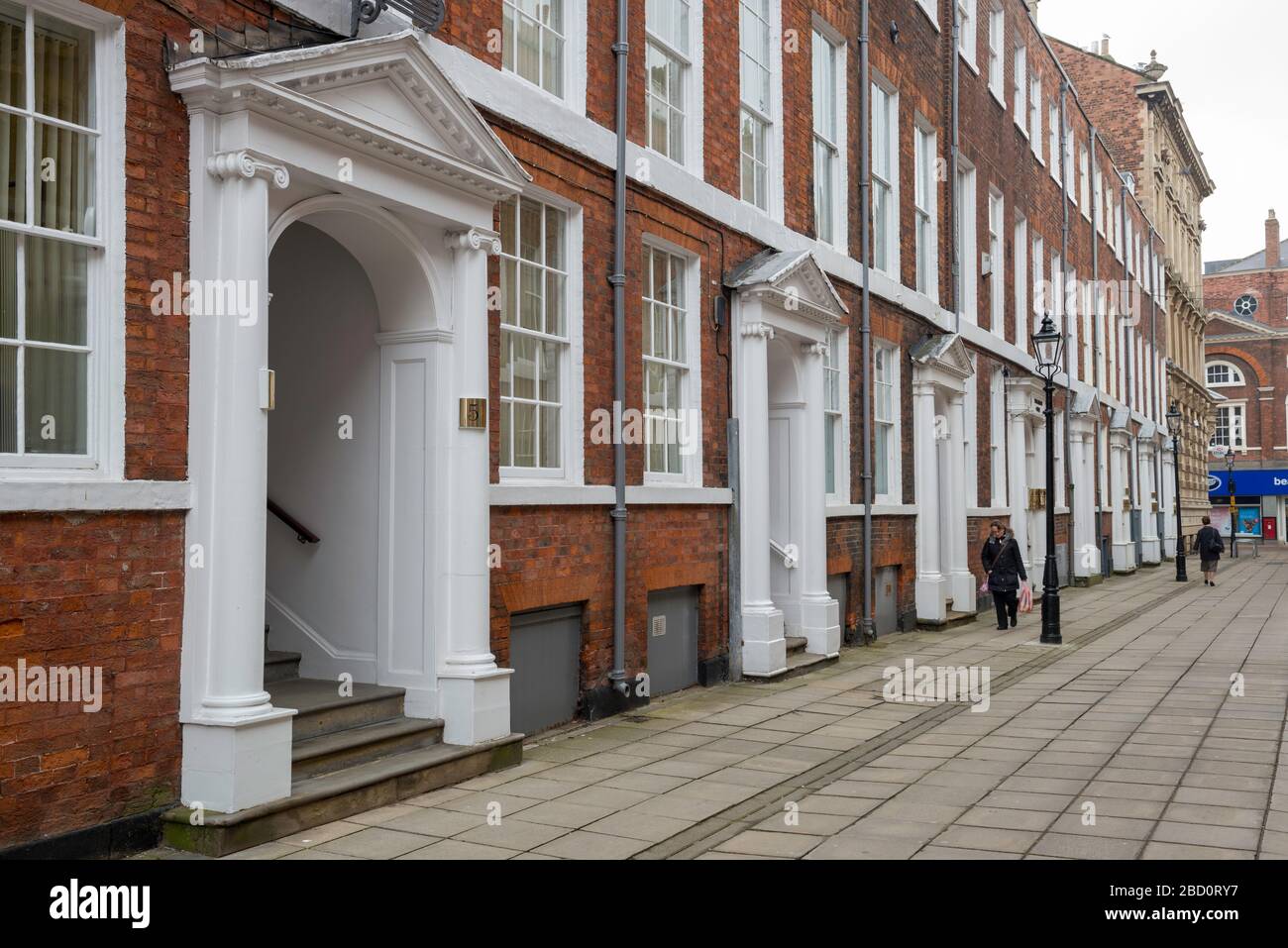 Terrasse de maisons mitoyennes géorgiennes en brique rouge, aujourd'hui transformées en bureaux sur la rue Parliament à Kingston sur Hull, dans le Yorkshire de l'est Banque D'Images