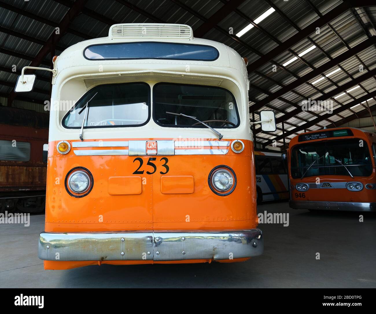 Bus anciens dans garage Banque D'Images