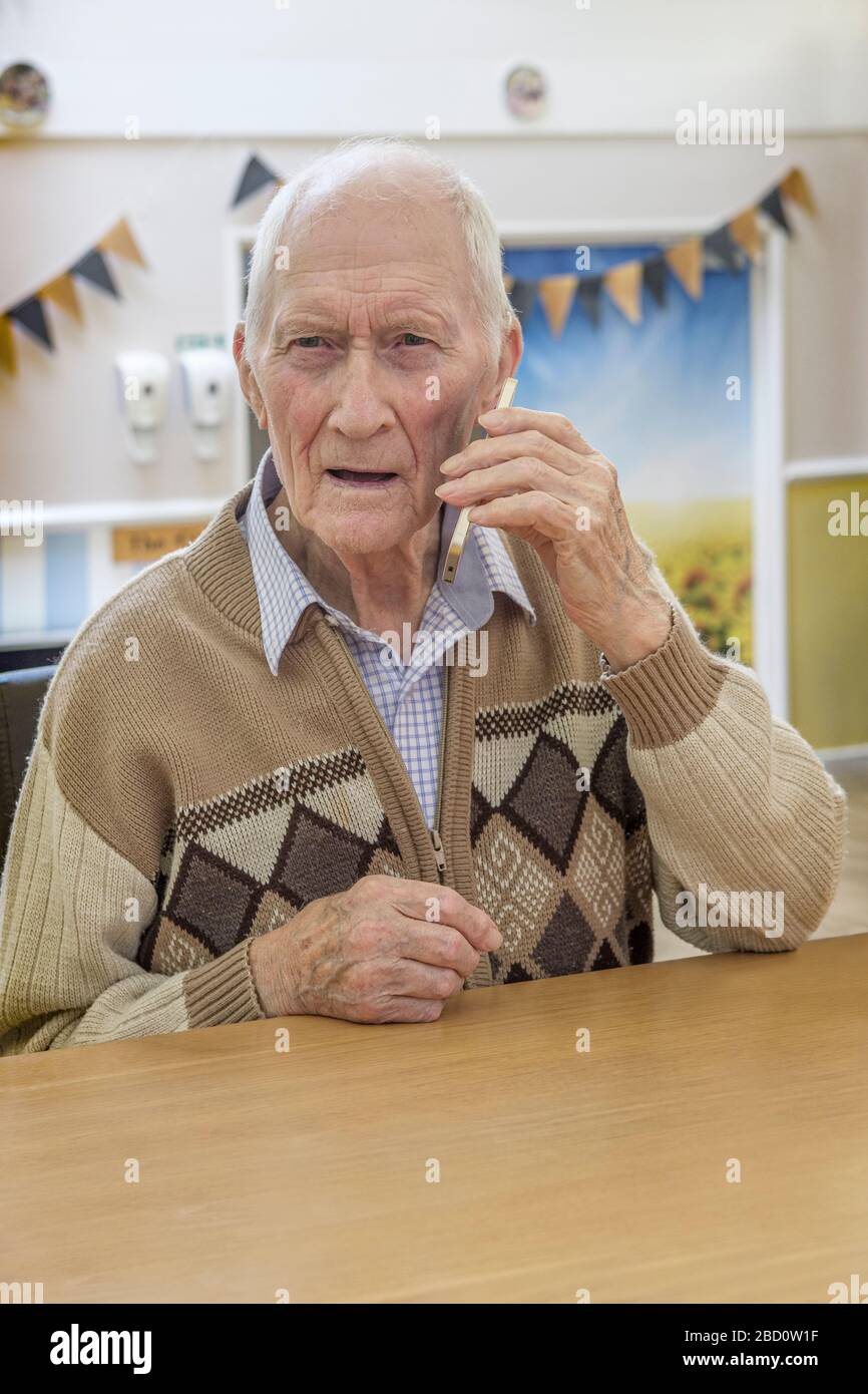 homme de 97 ans sur smartphone Banque D'Images