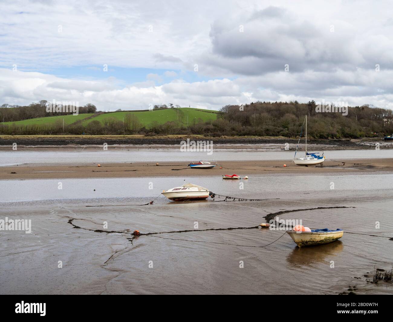 BIDEFORD, DEVON, ANGLETERRE, Royaume-Uni - 11 MARS 2020 : marée dans l'estuaire de la rivière Torridge à Bideford. Vue sur les bateaux assis sur la boue. Banque D'Images