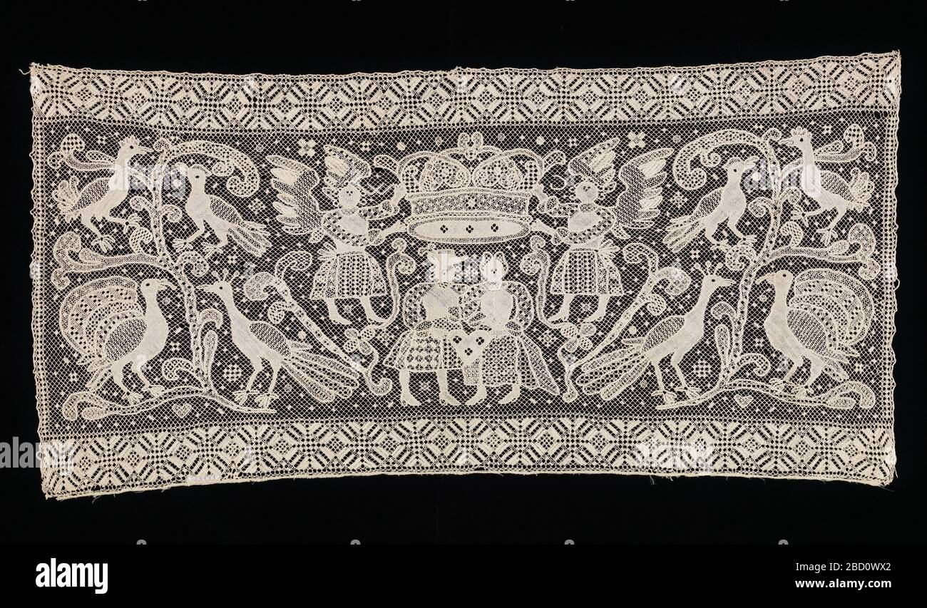 Panneau. Recherche dans la bande Progresshorizontal avec un couple debout sous une couronne soutenue par des figures ailées. Paons et oiseaux dans les arbres de chaque côté. Panneau Banque D'Images