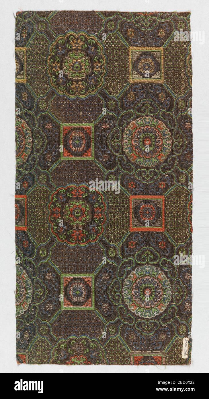 Textile. Recherche dans le sol ProgressBlack avec un grand modèle de couches en vert avec des points ponctués de fleurs. Les diamants sont remplis de petits motifs de couches en or bleu, vert et métallique. Textile Banque D'Images