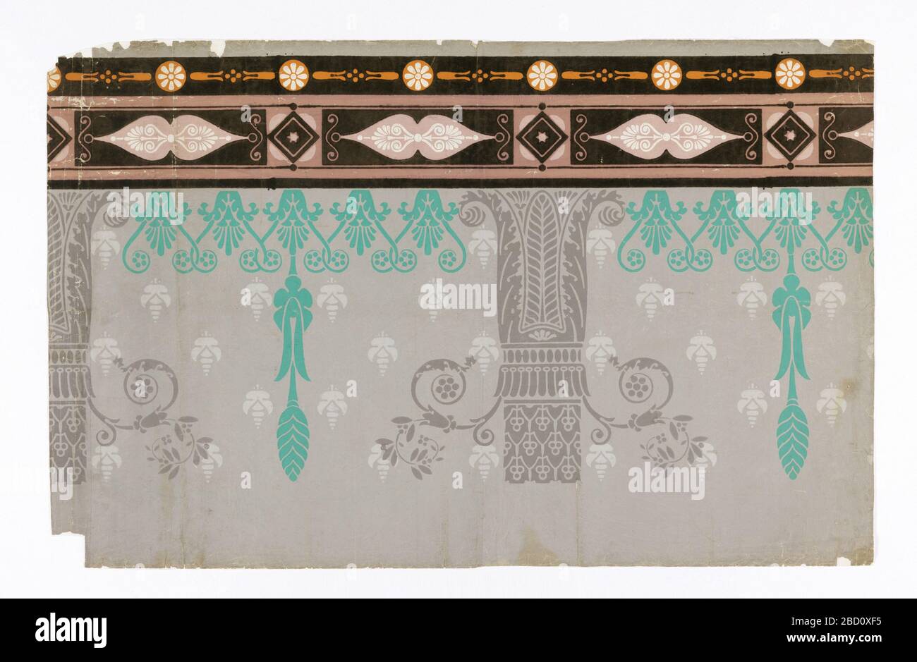 Frise. Recherche en progression bandes horizontales d'ornement grec, en couleurs et en troupeau noir, au bord supérieur. Cette bande supérieure repose sur des capitales de pilaster. Les espaces entre les capitales sont décorés avec des formes foliaires et des ornements suspendus, et un couches de formes de bourgeons gris pâle. Masse grise. Frise Banque D'Images