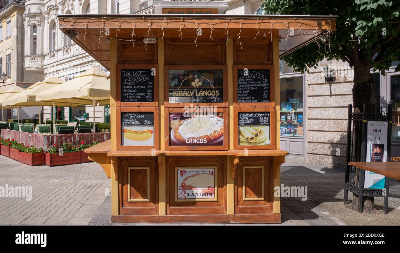 Un stand de vente de langos hot dog et de crêpes à Győr sur la route de Baross. Banque D'Images