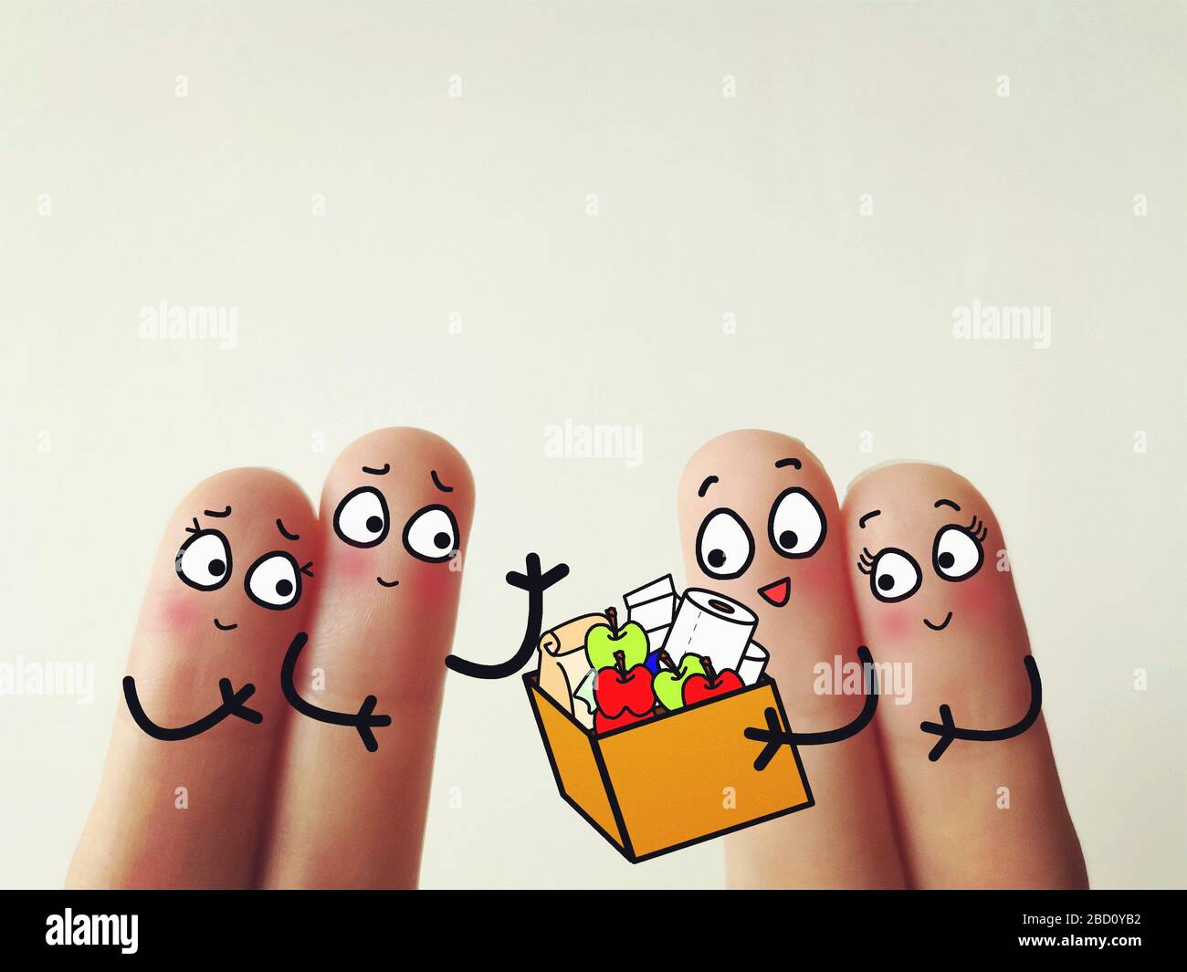 Quatre doigts sont décorés comme quatre personnes. Deux d'entre eux envoient un colis de nourriture à deux amis. Ils sont gentils. Banque D'Images
