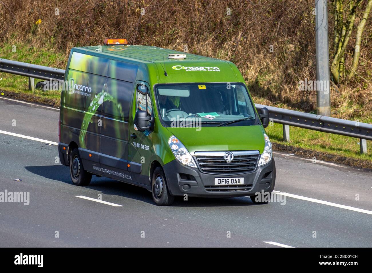 Ancorra Environmental Services ; véhicules routiers mobiles pour véhicules, conduite de Vauxhall Movano F3500 L3H2 CDTI vert sur les routes britanniques, moteurs, conduite sur l'autoroute M6 Banque D'Images