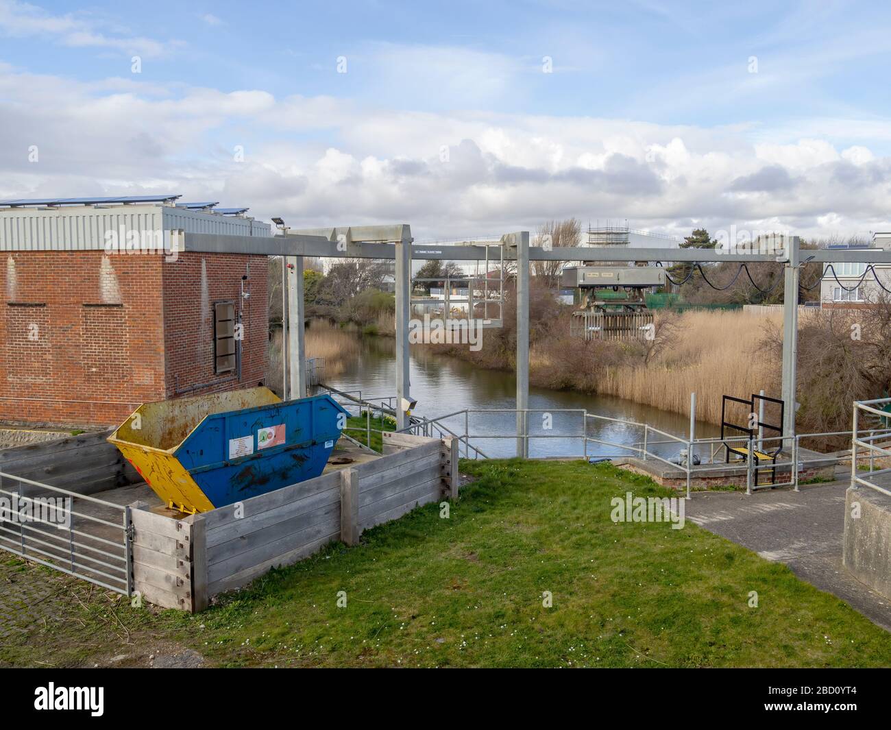BOGNOR REGIS, WEST SUSSEX, ANGLETERRE, Royaume-Uni - 14 MARS 2020: La station de pompage d'eau au soleil de printemps. Banque D'Images