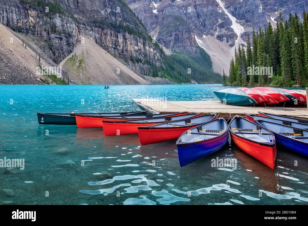 Canoës corloriques sur le lac Moraine près du village de Lake Louise dans le parc national Banff, en Alberta, dans les montagnes Rocheuses, au Canada Banque D'Images