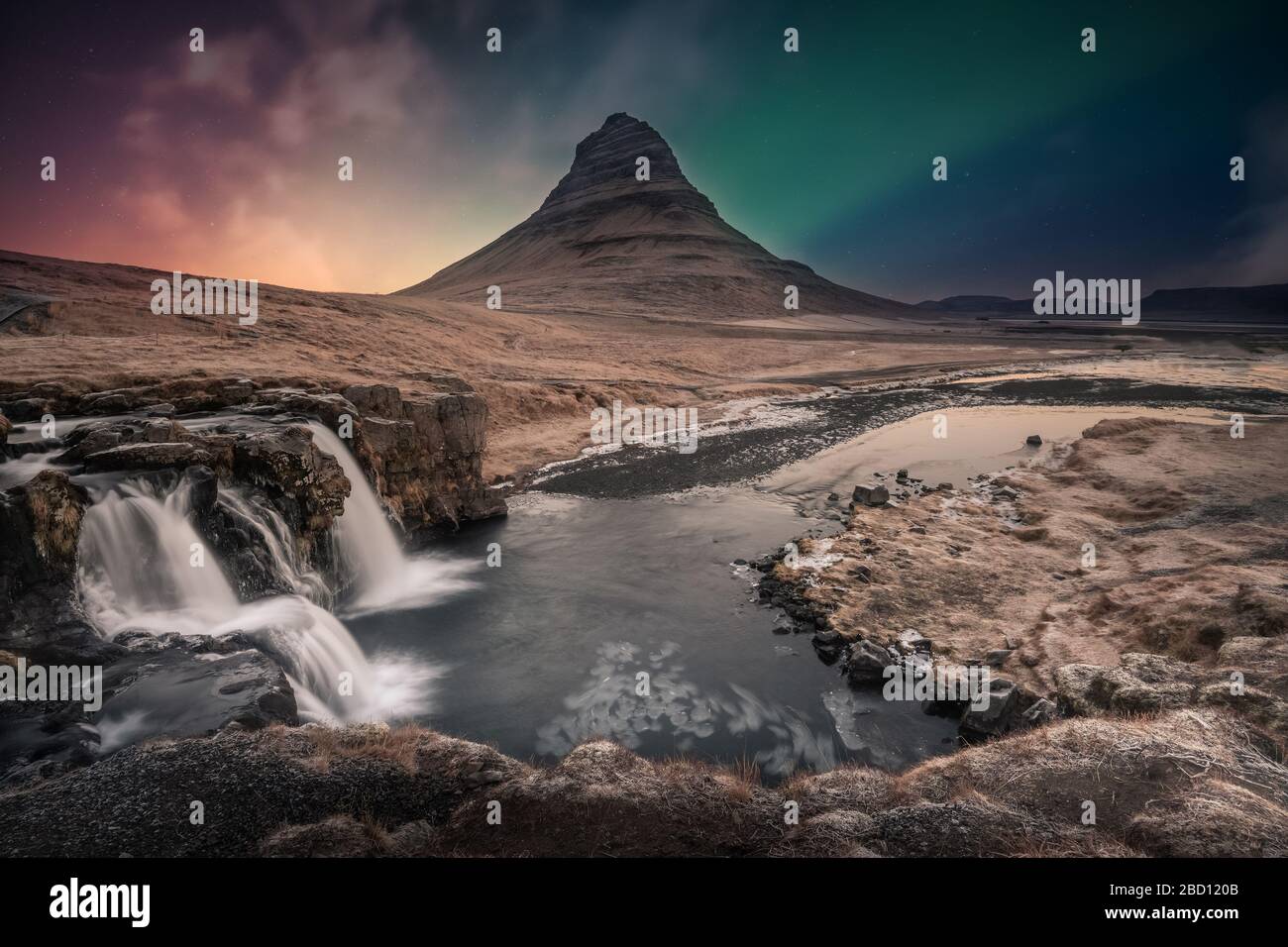 aurores boréales borealis au-dessus de la cascade de kirkjufell en Islande Banque D'Images