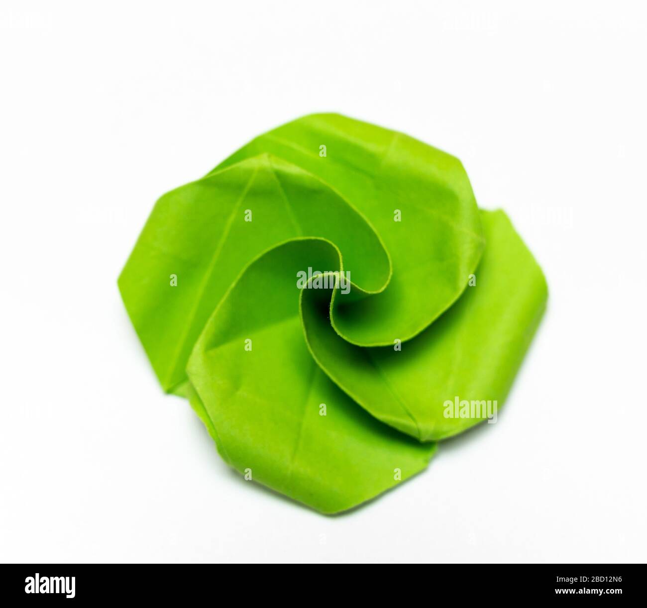 Une seule fleur de papier Origami verte comme écrêtage de dessus. Banque D'Images
