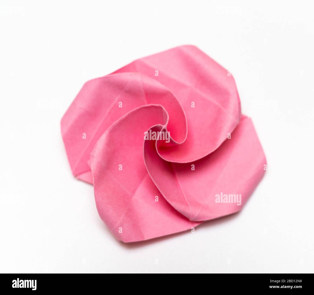 Une seule fleur en papier rose Origami comme écrêtage par le dessus. Banque D'Images