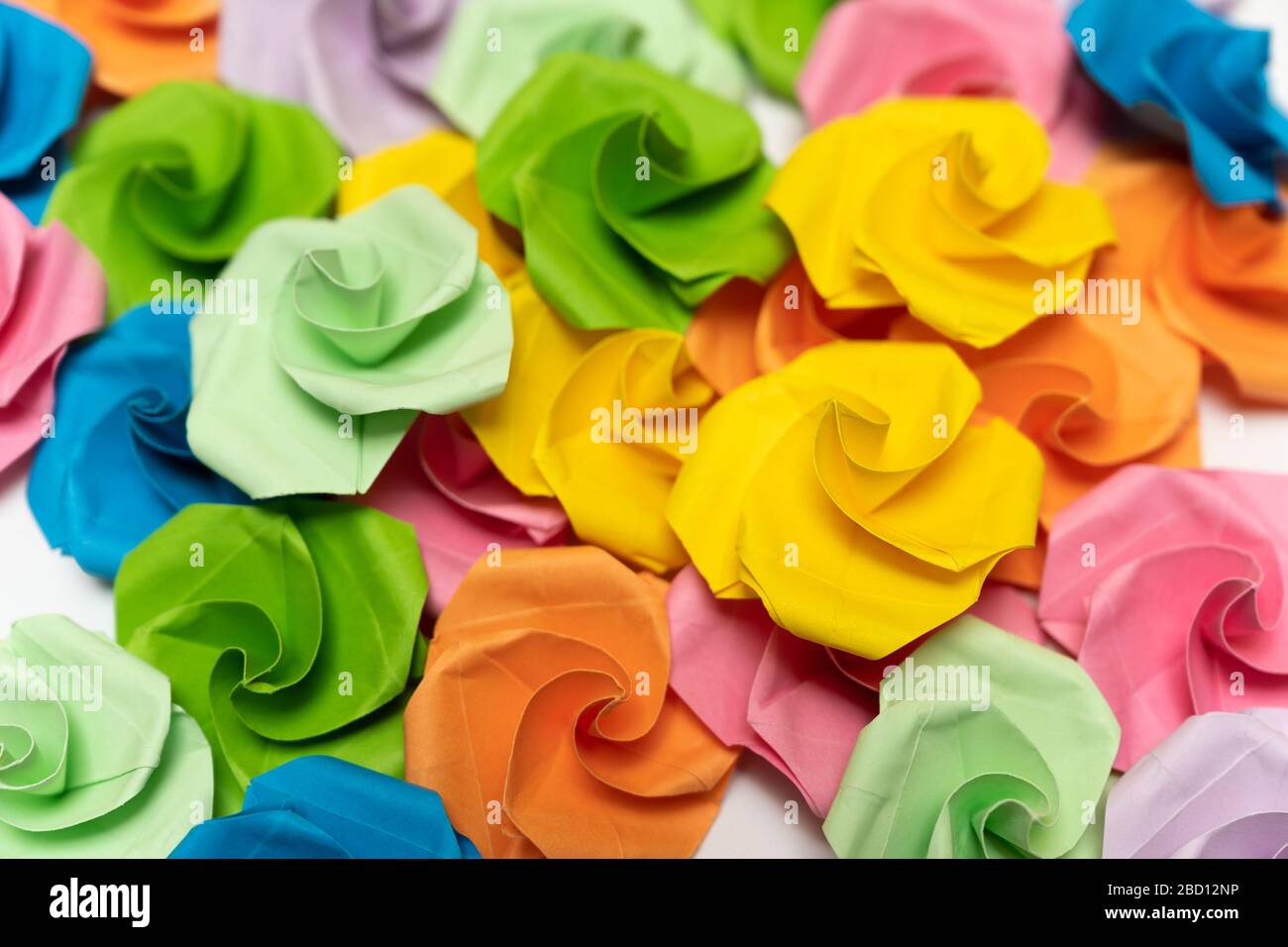 Gros plan de nombreuses fleurs en papier d'origami couvrant complètement une région Banque D'Images