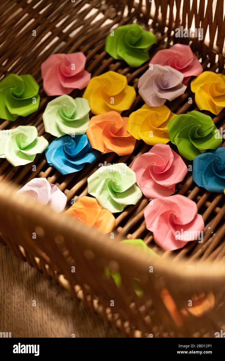 Les fleurs en papier Origami se trouvent dans un panier Banque D'Images