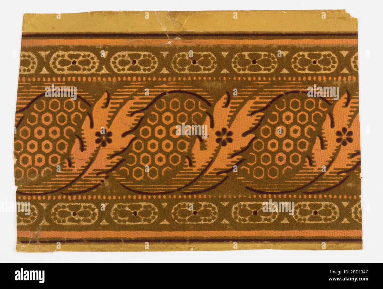 Frise. Recherche en progression) trois bandes verticales à couper en trois frises. Troupeau brun de tabac de champ. Faire défiler les feuilles en or métallique avec des contours noirs floqués dans les pièces. Les deux bords de chaque bande ont des bandes métalliques or et noir. Frise Banque D'Images