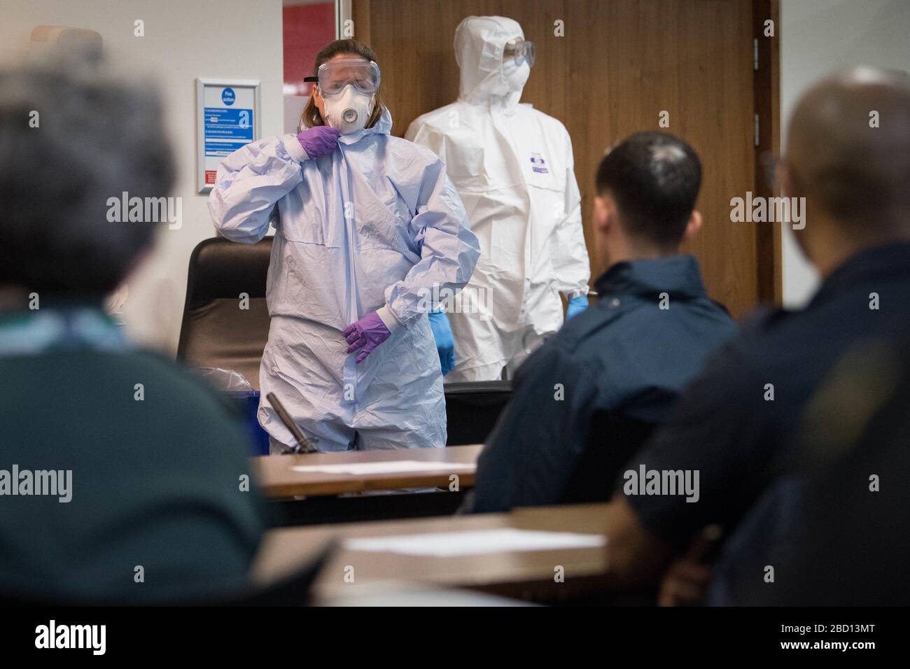 Les services d'urgence suivent une formation au quartier général de la Brigade d'incendie de Londres à Southwark dans le cadre de la nouvelle initiative de l'équipe d'intervention pandémique multi-agences. Le PSMART a été mis en place pour aider les collègues de la santé à gérer les décès excessifs à Londres pendant l'épidémie de coronavirus. Photo PA. Date de l'image: Lundi 6 avril 2020. Voir l'histoire de PA SANTÉ Coronavirus. Crédit photo devrait lire: Stefan Rousseau/PA Wire Banque D'Images