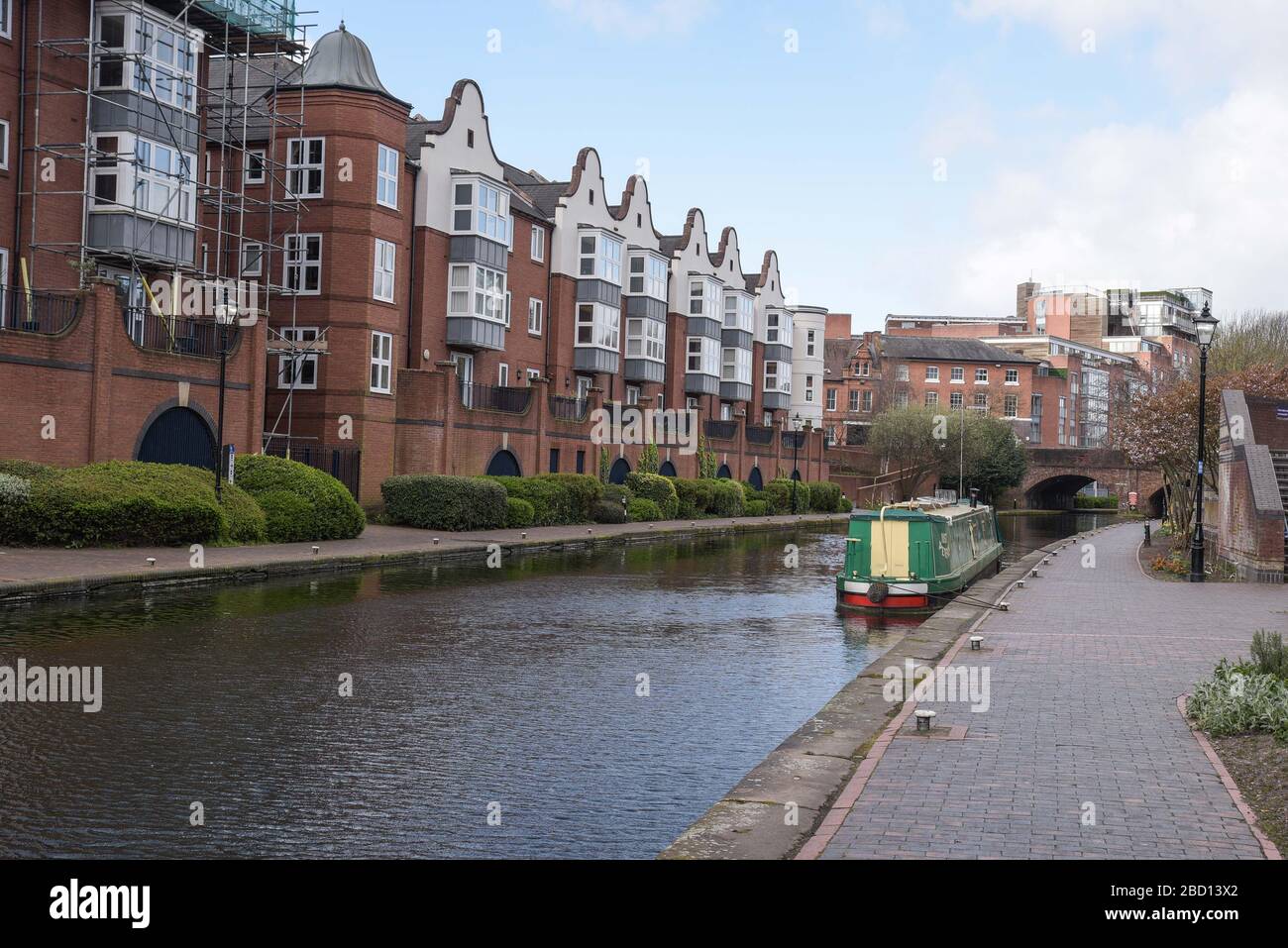 Birmingham, West Midlands, Royaume-Uni. 6 avril 2020. Les résidents de Birmingham ont écouté le conseil du gouvernement de ne pas s'aventurer à l'extérieur, y compris des activités inutiles lundi matin. Les rues étaient presque désertes, même dans le centre-ville. Les routes étaient vides de vie et le petit nombre de piétons dehors étaient correctement distanciation sociale. Un homme a marché dans une rue déserte New Street avec 2 sacs pleins de shopping dans ce qui serait habituellement l'une des rues les plus fréquentées de Birmingham. Crédit : arrêtez Press Media/Alamy Live News Banque D'Images