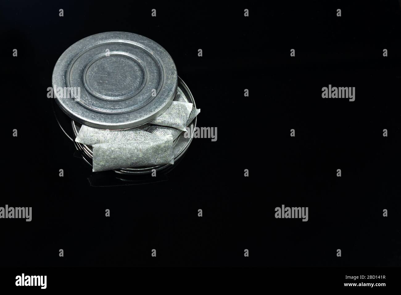Boîte de Snus, produit de tabac en poudre humide. Banque D'Images
