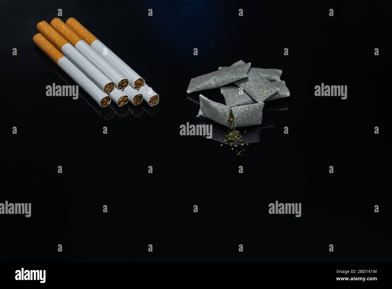 Produits de nicotine de divers types. Cigarettes - tabac à fumer et museau - tabac à mâcher Banque D'Images