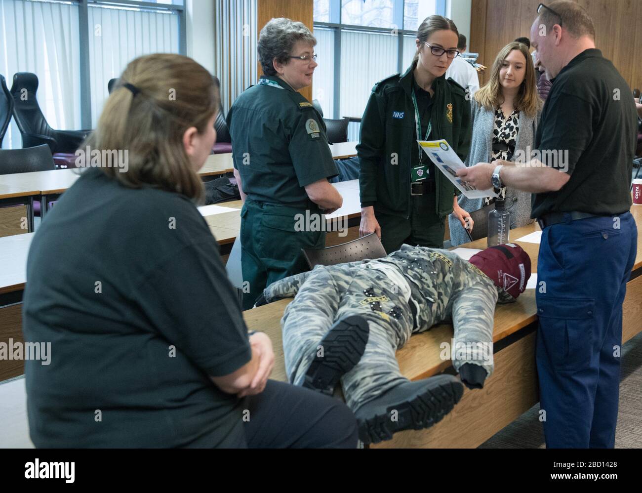 Les services d'urgence suivent une formation au quartier général de la Brigade d'incendie de Londres à Southwark dans le cadre de la nouvelle initiative de l'équipe d'intervention pandémique multi-agences. Le PSMART a été mis en place pour aider les collègues de la santé à gérer les décès excessifs à Londres pendant l'épidémie de coronavirus. Photo PA. Date de l'image: Lundi 6 avril 2020. Voir l'histoire de PA SANTÉ Coronavirus. Crédit photo devrait lire: Stefan Rousseau/PA Wire Banque D'Images