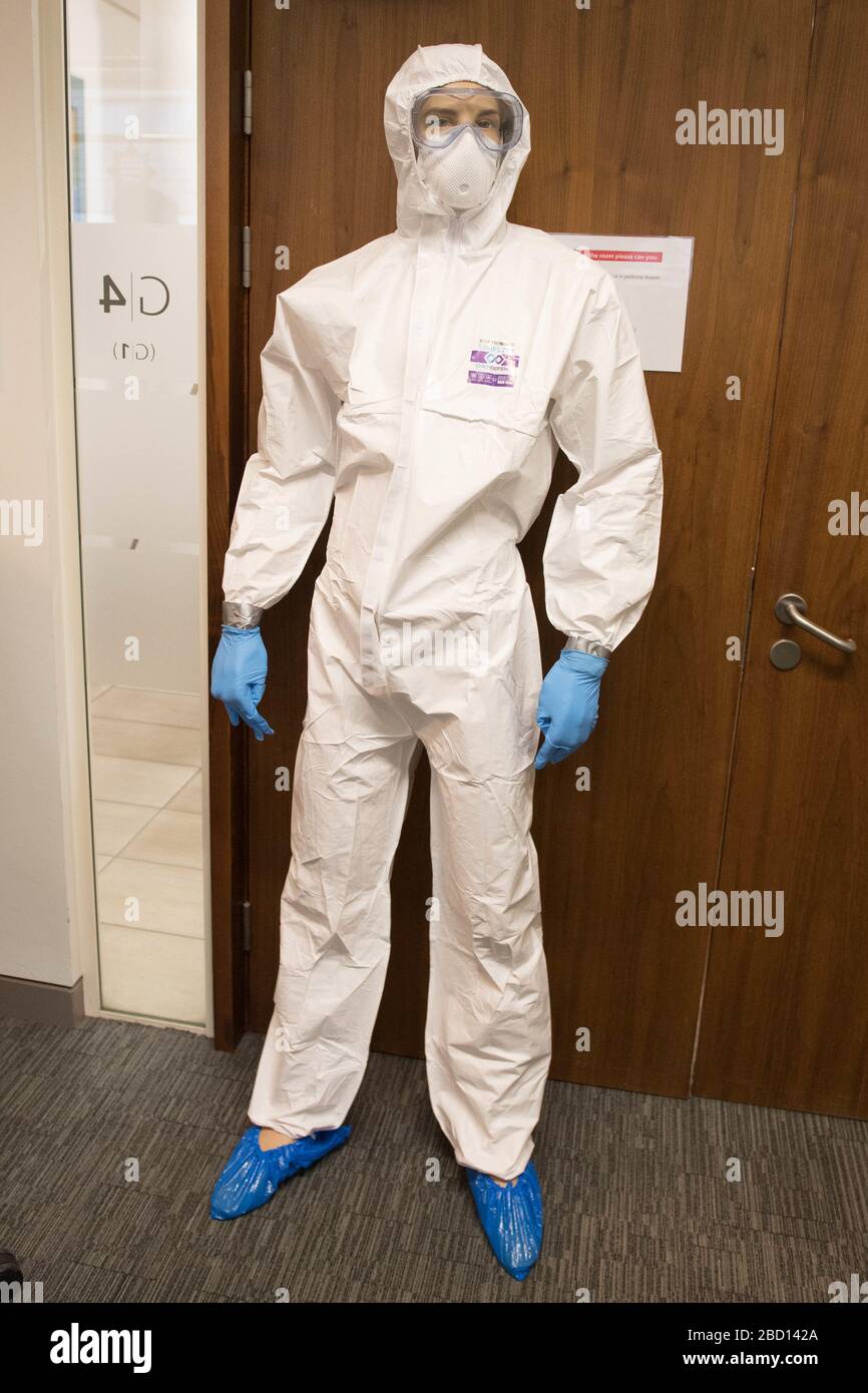 L'équipement de protection est présenté aux services d'urgence qui suivent une formation au quartier général de la Brigade d'incendie de Londres à Southwark dans le cadre de la nouvelle initiative de l'équipe d'intervention pandémique multi-agences. Le PSMART a été mis en place pour aider les collègues de la santé à gérer les décès excessifs à Londres pendant l'épidémie de coronavirus. Photo PA. Date de l'image: Lundi 6 avril 2020. Voir l'histoire de PA SANTÉ Coronavirus. Crédit photo devrait lire: Stefan Rousseau/PA Wire Banque D'Images