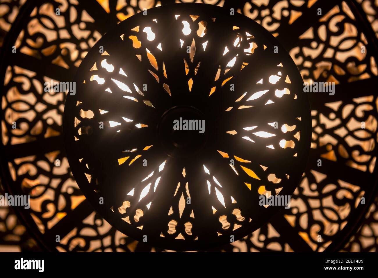Lampe en laiton arabe, marocaine et lumineuse au décor complexe. Concept pour la culture et le design marocains et arabes. Banque D'Images