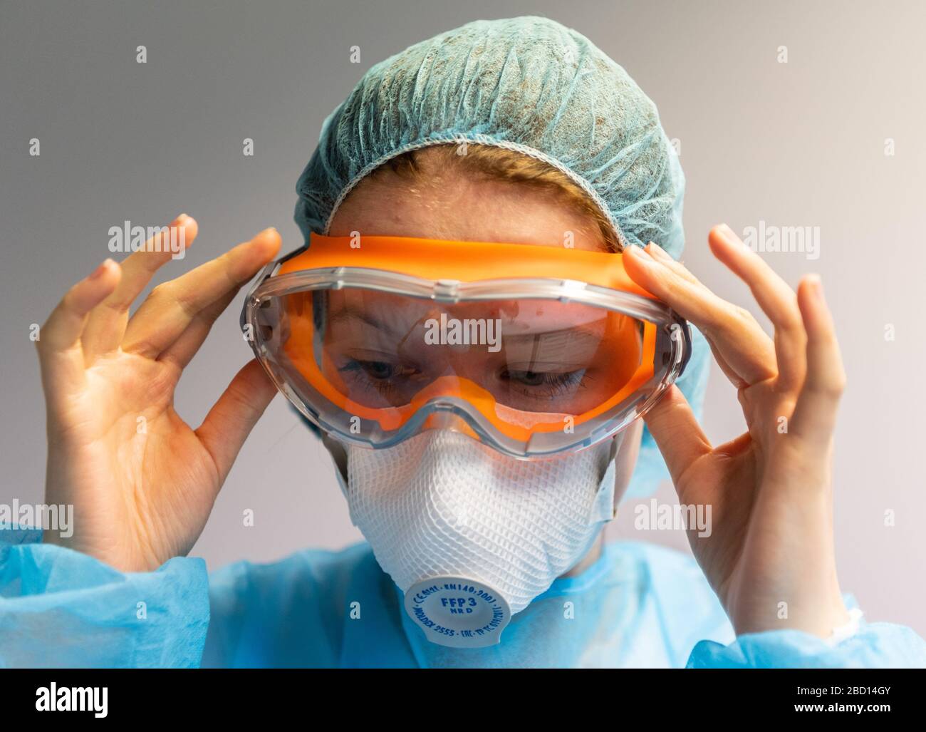Dresde, Allemagne. 03ème avril 2020. ILLUSTRATION - un assistant dentaire met des lunettes de protection et porte un respirateur FFP3 avant de traiter un patient corona dans un cabinet dentaire. (Scène posée) crédit: Robert Michael/dpa-Zentralbild/dpa/Alay Live News Banque D'Images