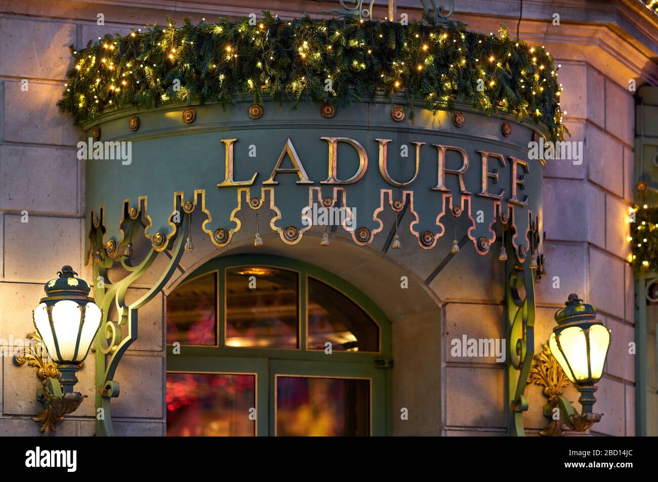 Laduree champs Elysées. Magnifique entrée élégante et lumineuse à la boulangerie française de luxe et maison de fabrication de bonbons. PARIS, FRANCE - 29 décembre 2018 Banque D'Images