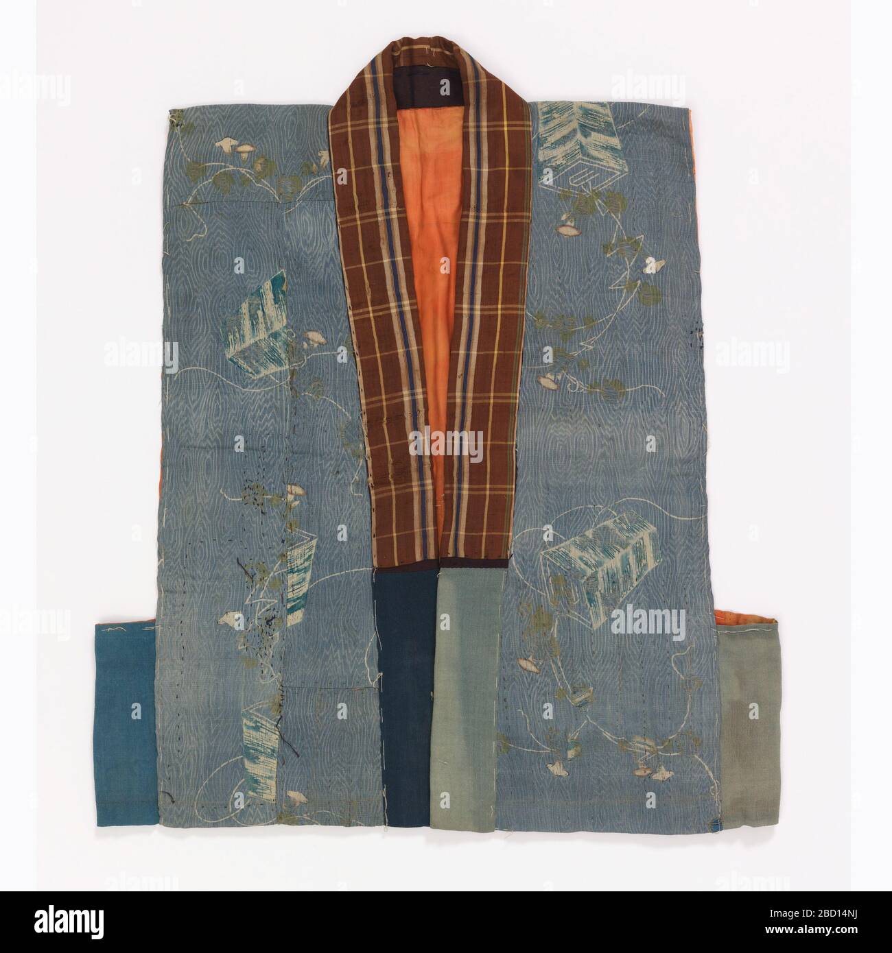 Gilet. Recherche dans ProgressWoven soie vest avec un schéma de résistance appliqué au pochoir de lanternes et de vignes fleuries en indigo. Sol recouvert de lignes blanches délicates, suggérant une veine de bois ou un mokume. Col avec plaid brun, crème et marine. Panneaux bleus et verts sur les côtés. Gilet Banque D'Images