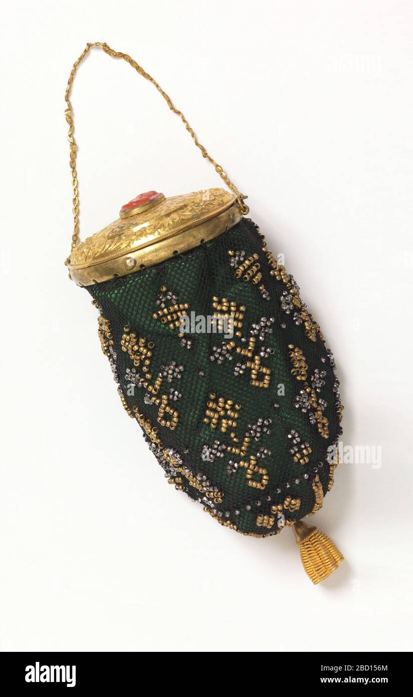 Porte-monnaie. Recherche dans ProgressSmall sac de soie noire crochetée avec des perles dorées, situé dans une bordure en or avec un couvercle orné d'une couronne en relief, un motif gravé, et un caméo d'une tête en profil sculpté dans la pierre rougeâtre. Trouvez la chaîne d'or, une seule goutte d'or. Doublé de soie verte. Porte-monnaie Banque D'Images