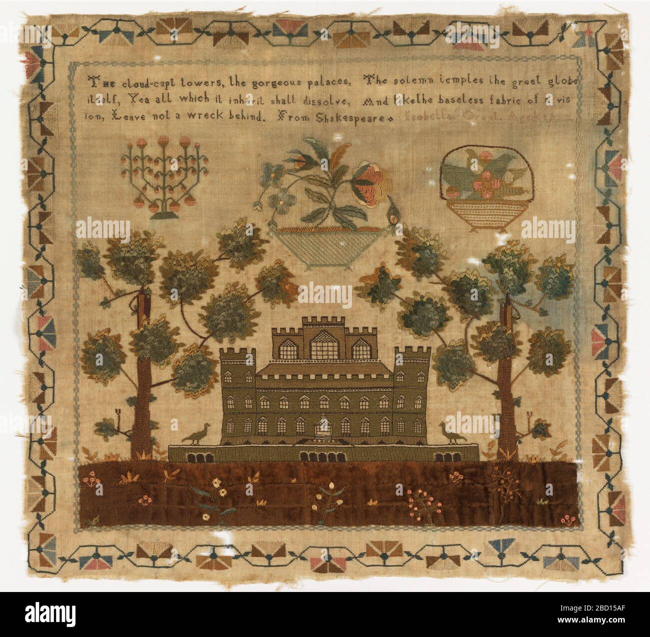 Echantillonneur. Recherche dans ProgressThithin une bordure fleurie courbe un texte:'le nuage-capt tours, les magnifiques palais, les temples solennels, le grand globe lui-même, Yea tout ce qu'il héritera se dissout, et comme le tissu sans base d'une vision, ne laissez pas une loque derrière. De Shakespeare. Echantillonneur Banque D'Images