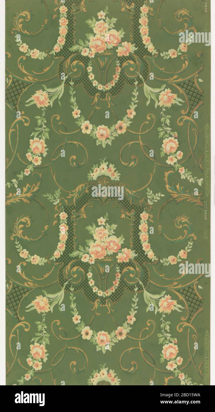 Flanc. Recherche sur le terrain vert Progresson, le treillage de pinceaux floraux en blanc et rose, défile en vert et or; au centre vase de bouquet de blanc et rose entouré de trellis noir, encadré de perles d'or. Flanc Banque D'Images