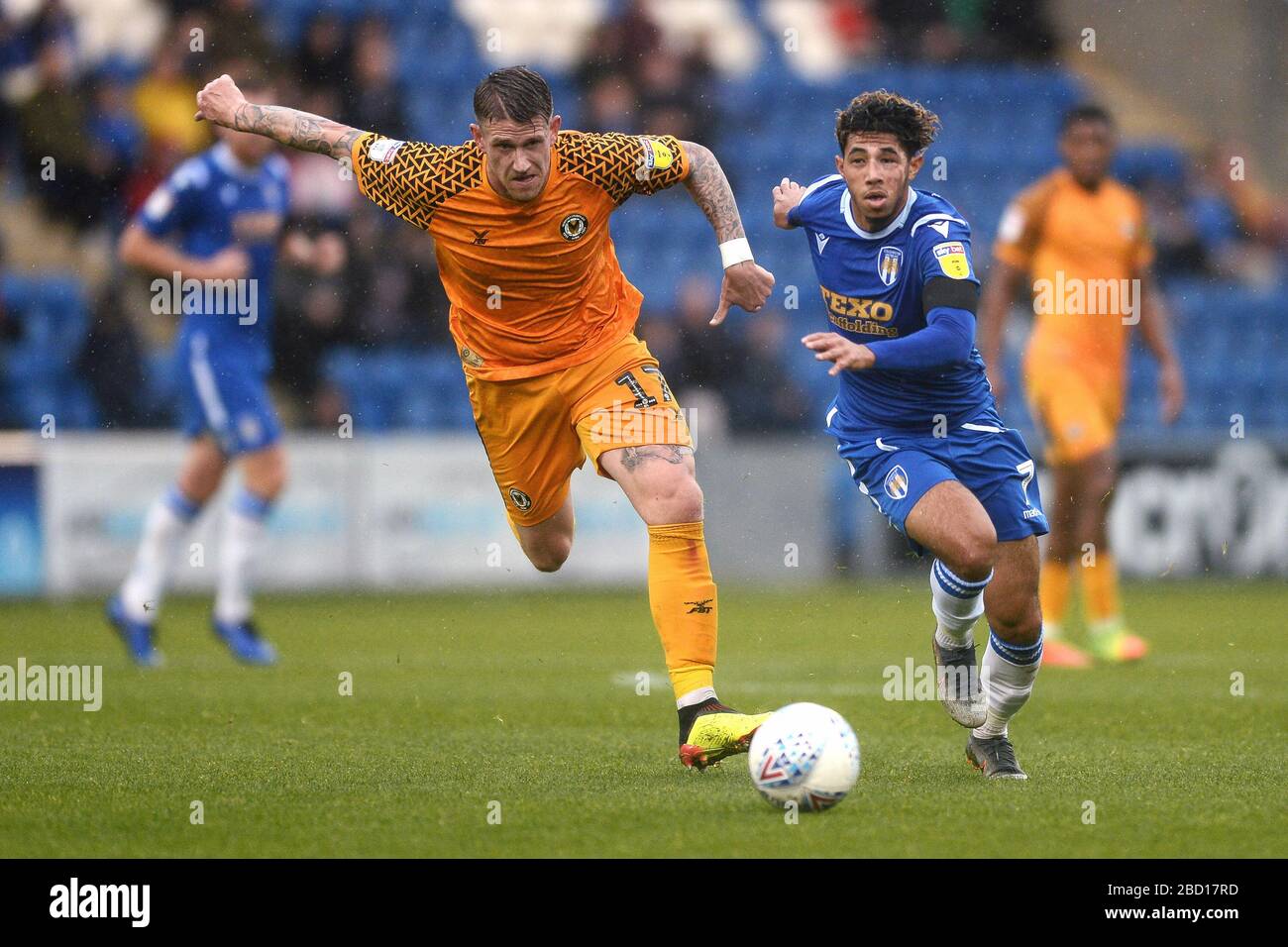 Courtney Senior de Colchester United cherche à passer devant Scot Bennett de Newport County - Colchester United / Morecambe, Sky Bet League Two, JobServe Community Stadium, Colchester, Royaume-Uni - 19 octobre 2019 usage éditorial seulement - les restrictions DataCo s'appliquent Banque D'Images