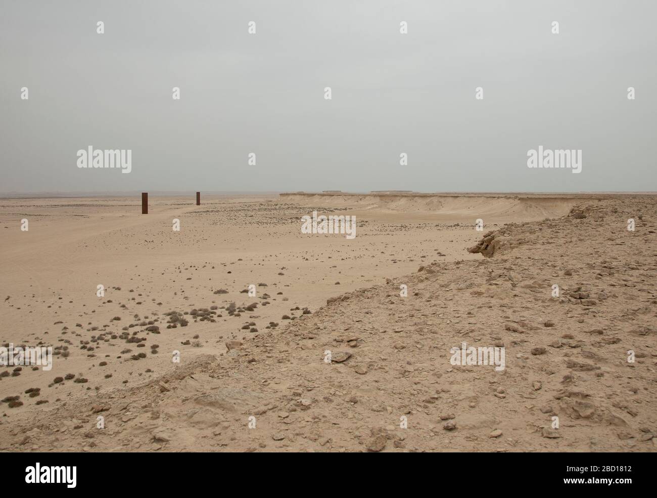 Est-Ouest / Ouest-est par Richard Serra, Desert Sculpture au Qatar Banque D'Images