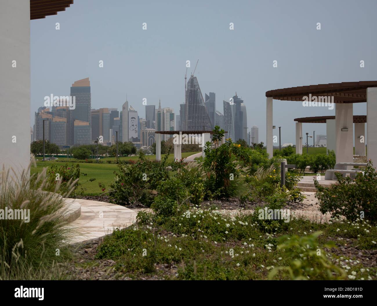 Vue sur la ligne de Skyline de West Bay à Doha depuis les jardins formels et entretenus du parc Al Bidda Banque D'Images