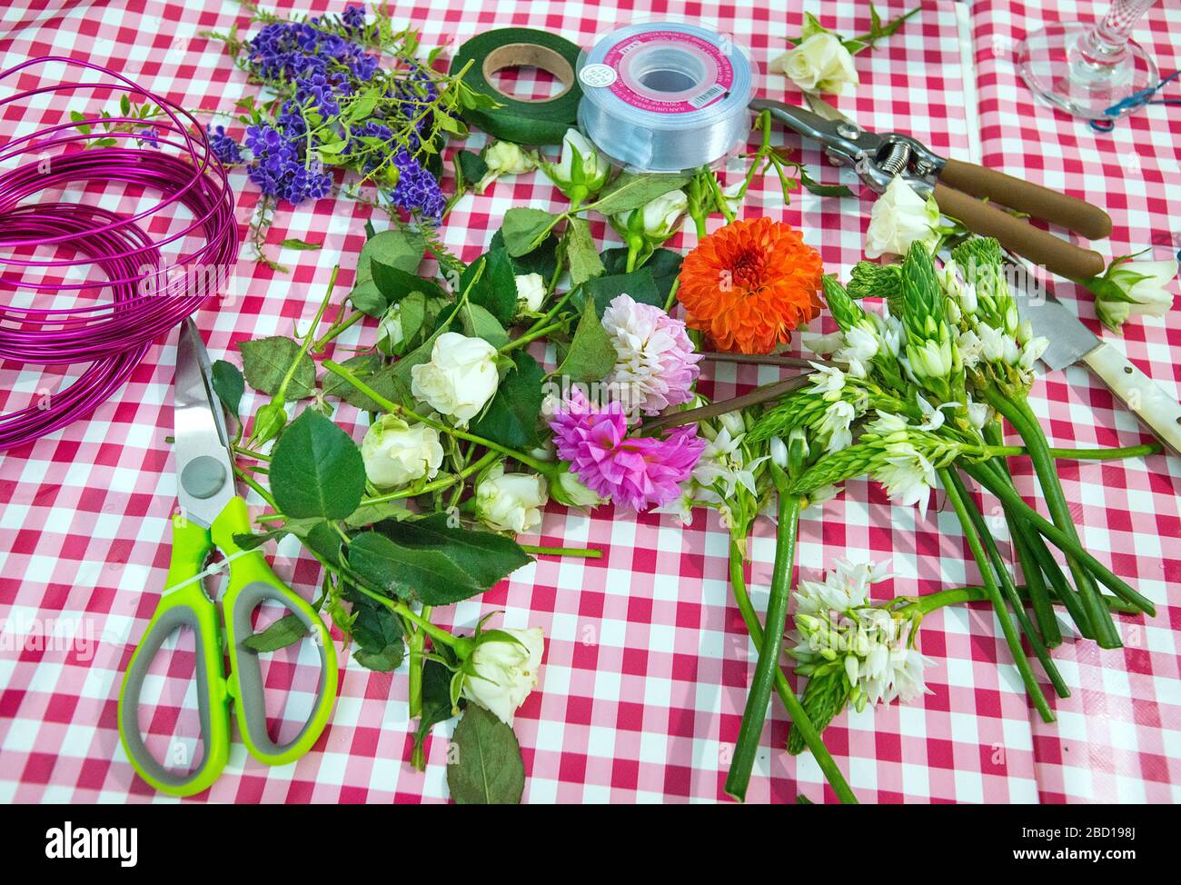 Fleurs arrangeant les matériaux de la bande de robe de tête Banque D'Images