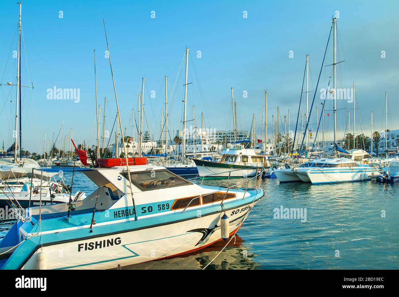 Bateaux et bateaux disponibles à Marina à Port El Kantaoui, Tunisie Banque D'Images