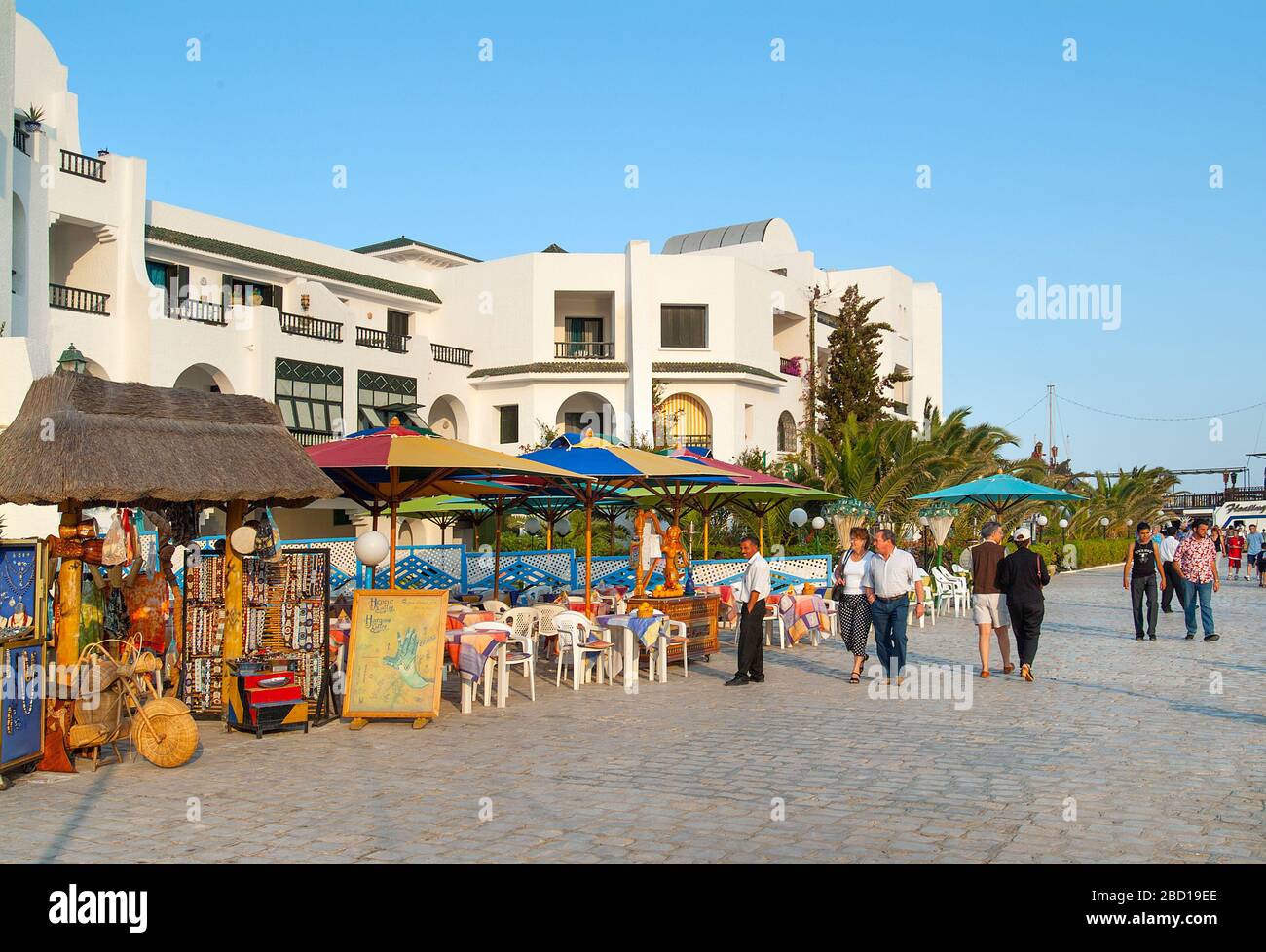 Les couples marchant à proximité de bars et de restaurants sur le Quayside, Port El Kantaoui, Tunisie Banque D'Images