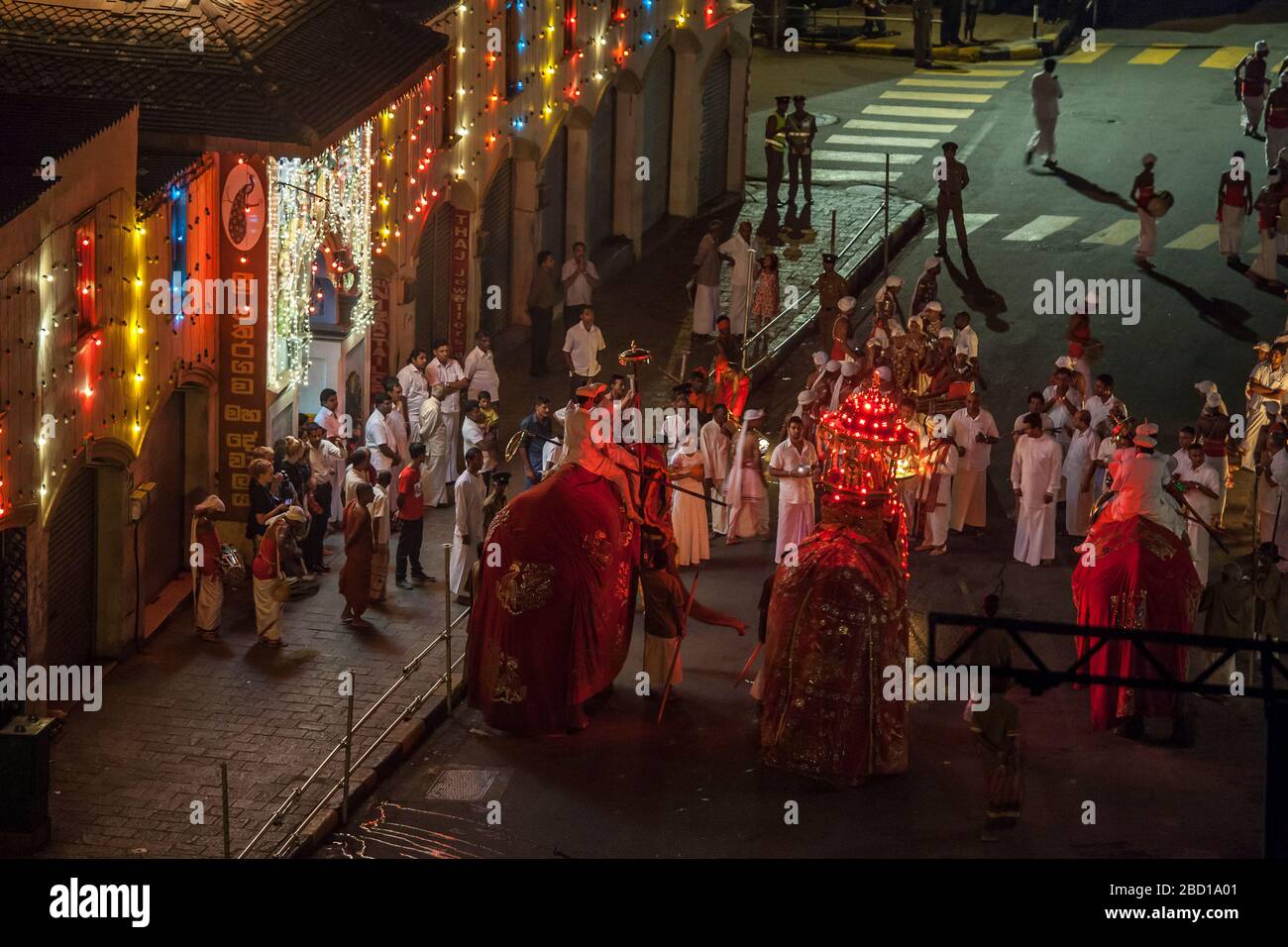 Dans une allée arrière, les éléphants se préparent pour le festival Pera Hera à Kandy, au Sri Lanka pour célébrer la dent de Bouddha Banque D'Images