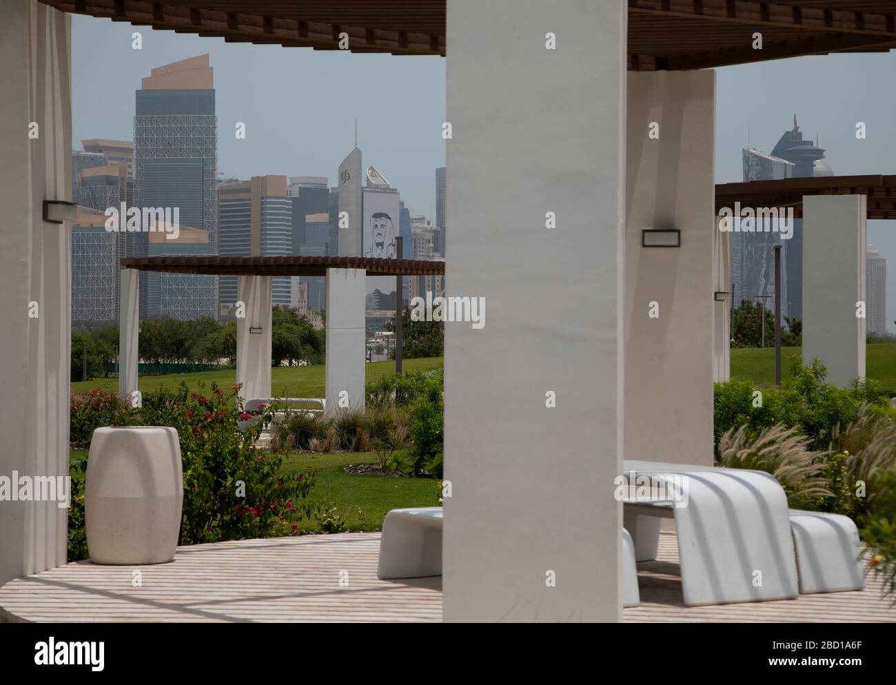 Vue sur la ligne de Skyline de West Bay à Doha depuis les jardins formels et entretenus du parc Al Bidda Banque D'Images