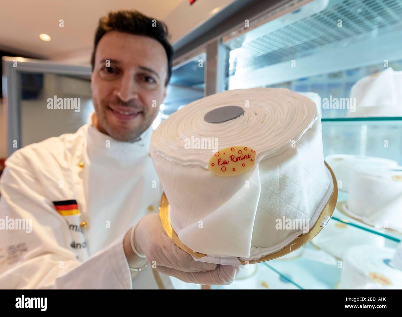 06 Avril Bade Wuerttemberg Rastatt La Machine A Glace Pino Cimino Montre Des Gateaux De Creme Glacee Sous Forme De Rouleaux De Papier Toilette Dans Son Salon De Creme Glacee Les Gateaux