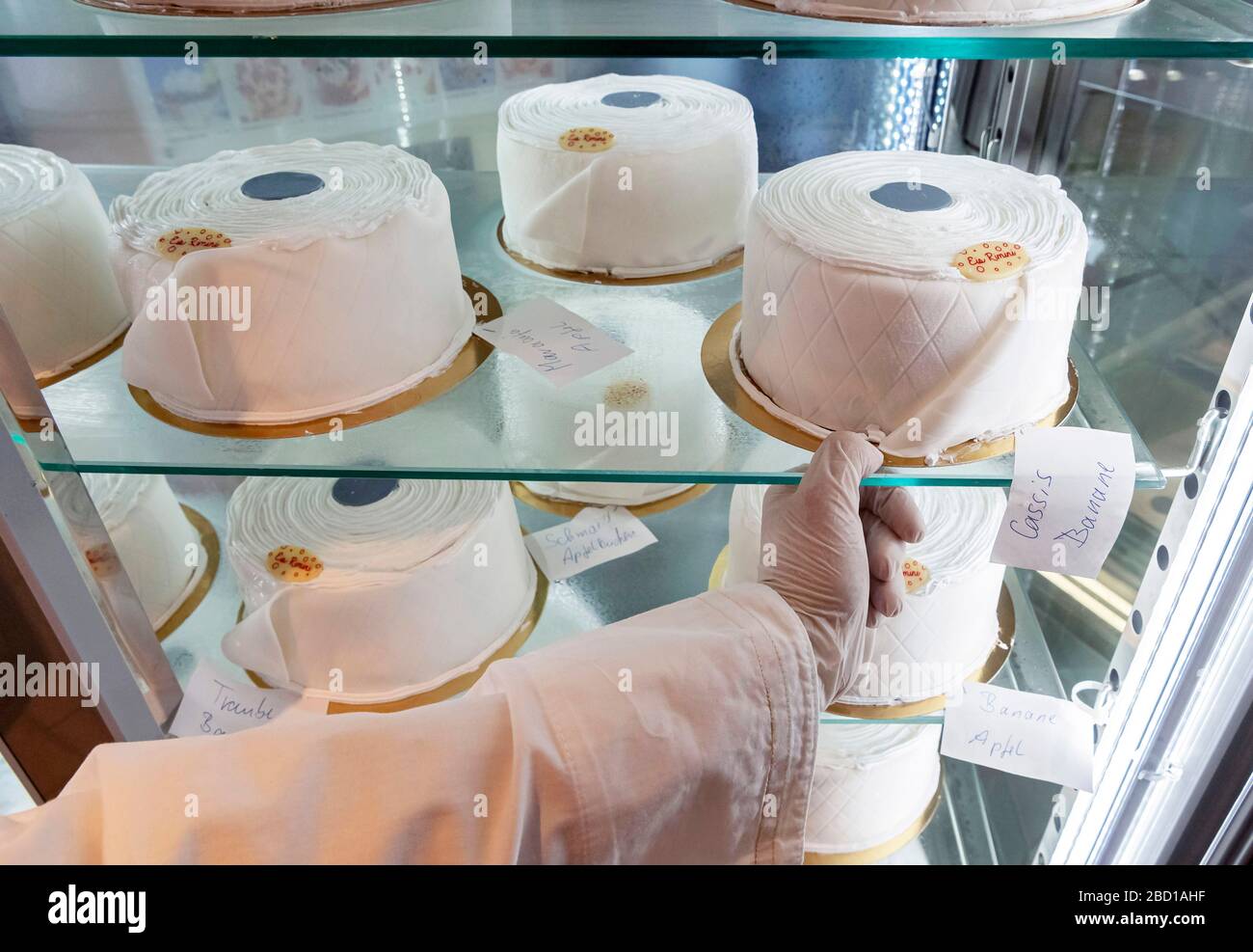 06 avril 2020, Bade-Wuerttemberg, Rastatt: Dans le salon de la glace Pino  Cimino, les gâteaux de crème glacée sont présentés sous forme de rouleaux  de papier toilette. Les gâteaux ne peuvent être