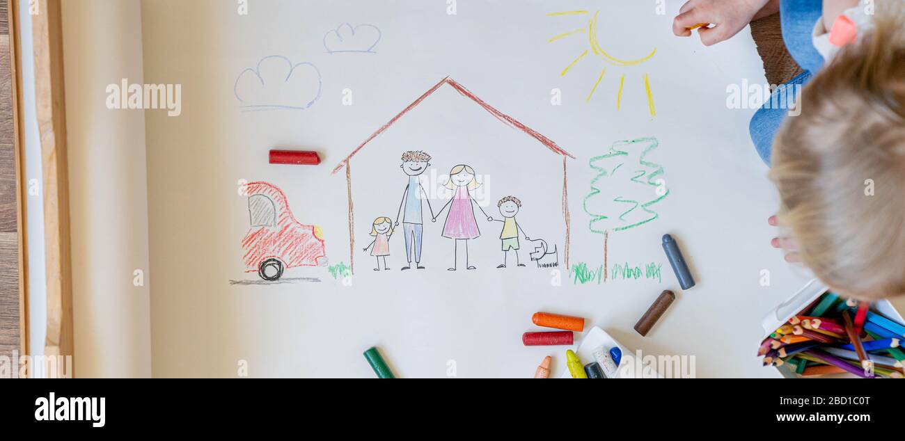 Les enfants dessinant une famille heureuse à l'intérieur de la maison Banque D'Images
