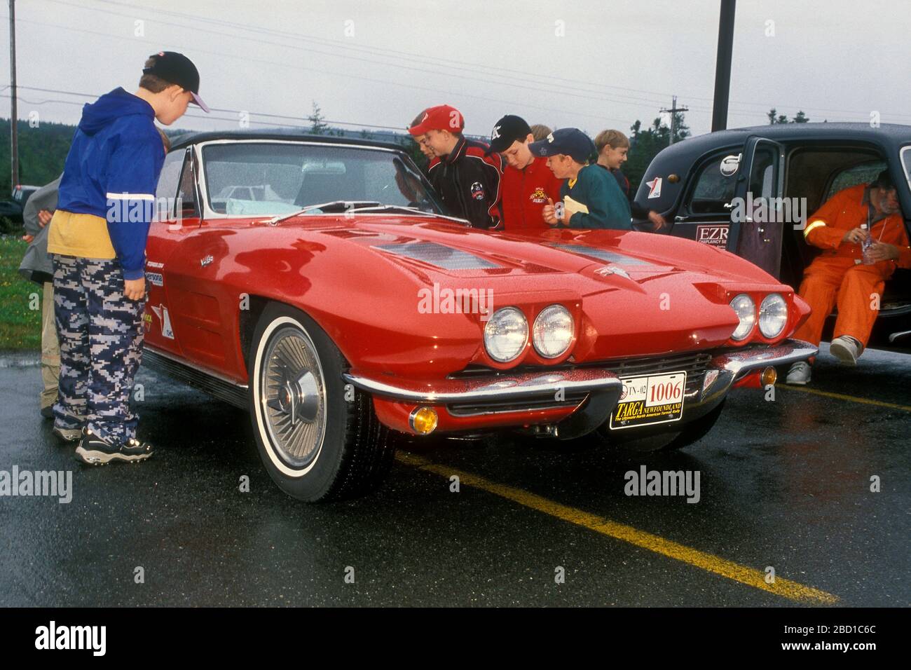 Clidren à la recherche d'une Chevrolet Corvette prenant part au rallye Targa Newfoundland 2002 Terre-Neuve Canada Banque D'Images