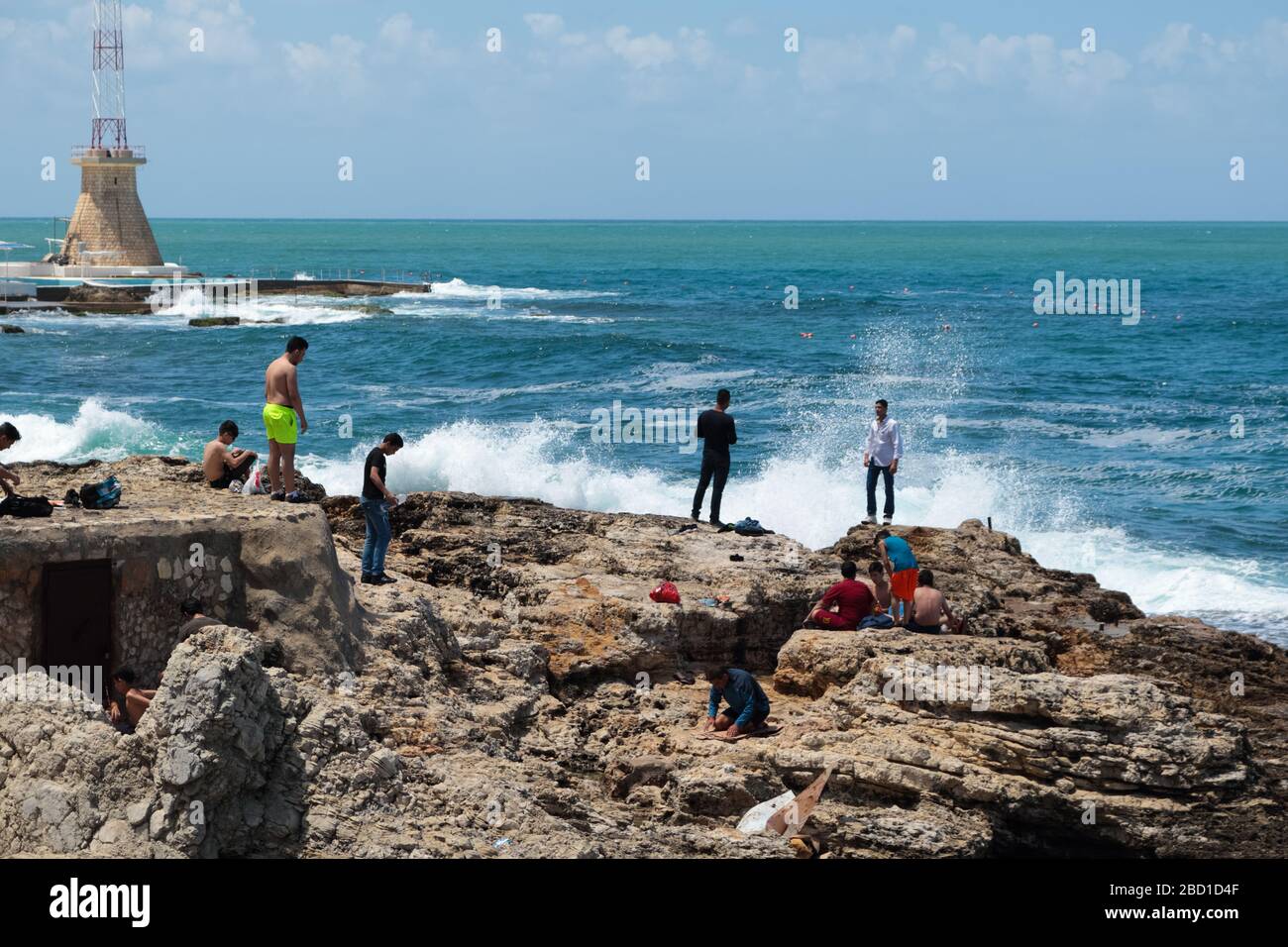 Beyrouth, Liban - 21 mai 2017 : des hommes inconnus passent leur temps libre près du bord de mer. Banque D'Images
