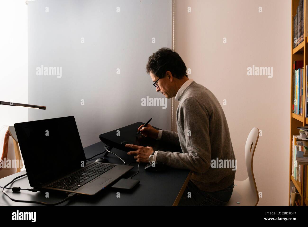 homme de 50 ans travaillant à la maison, à différentes heures de la journée Banque D'Images