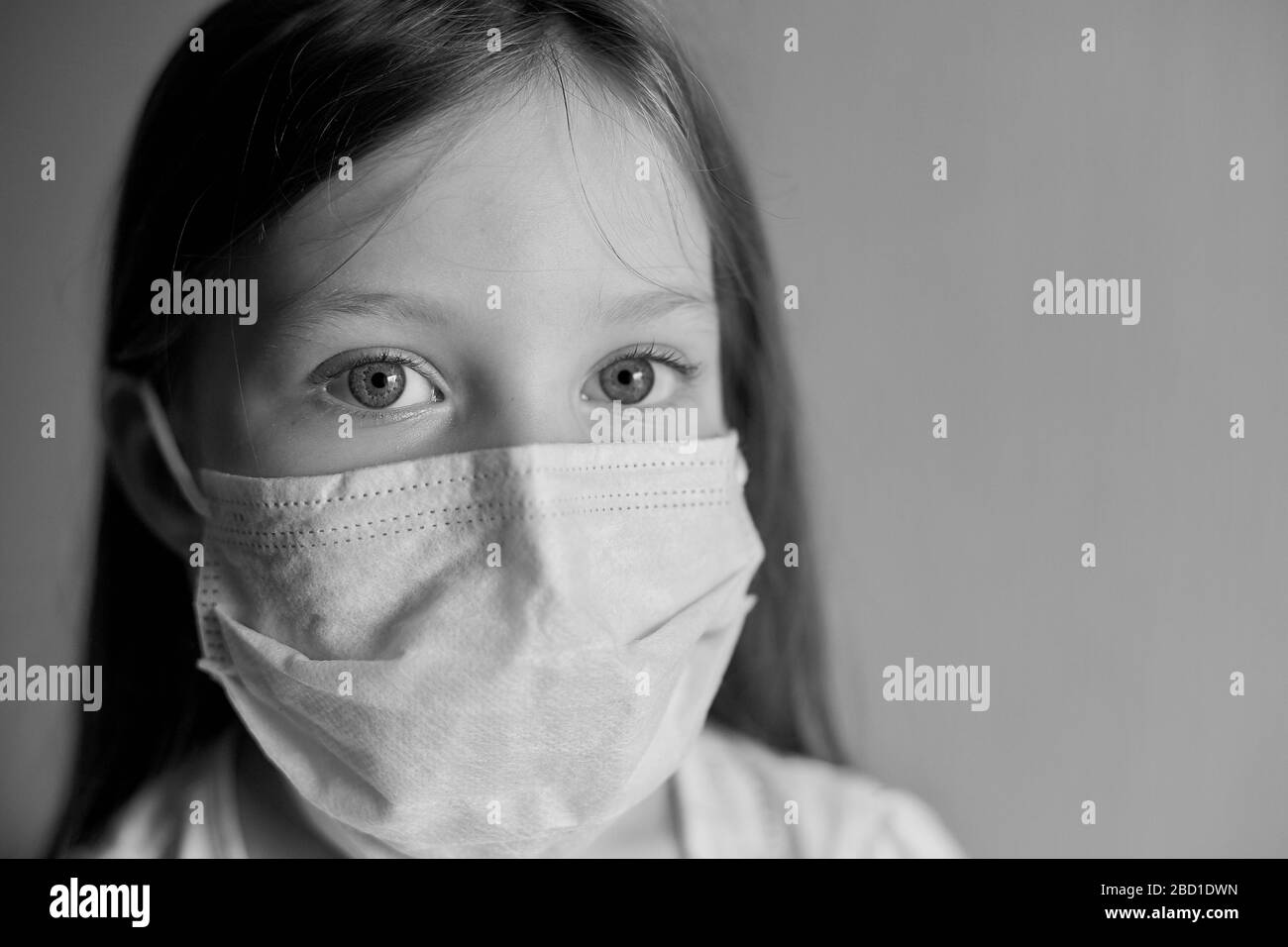 auto-isolement et quarantaine, portrait d'une fille dans un masque médical, protection contre les virus et les maladies Banque D'Images