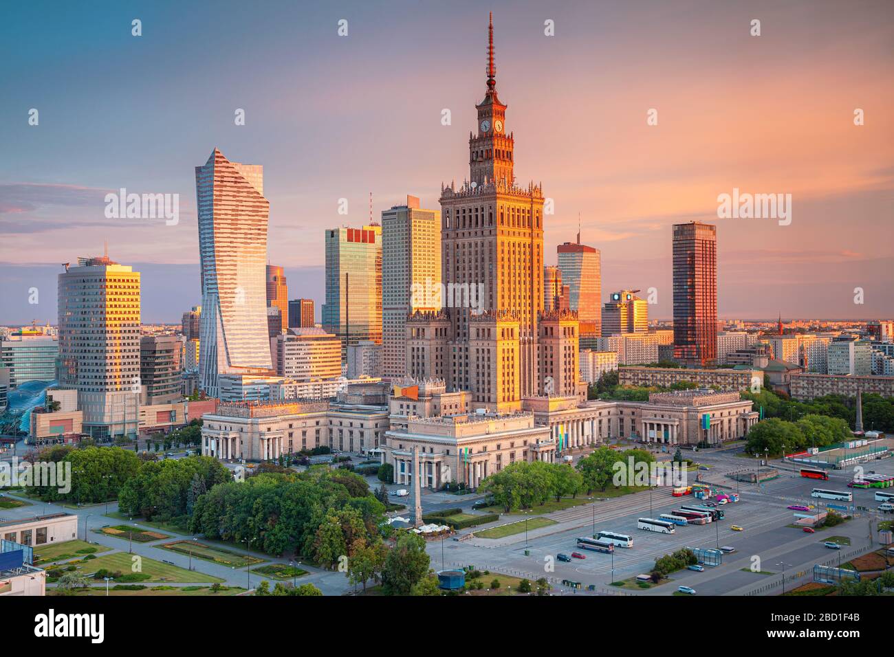 Varsovie, Pologne. Image aérienne de la capitale de la Pologne, Varsovie au lever du soleil. Banque D'Images