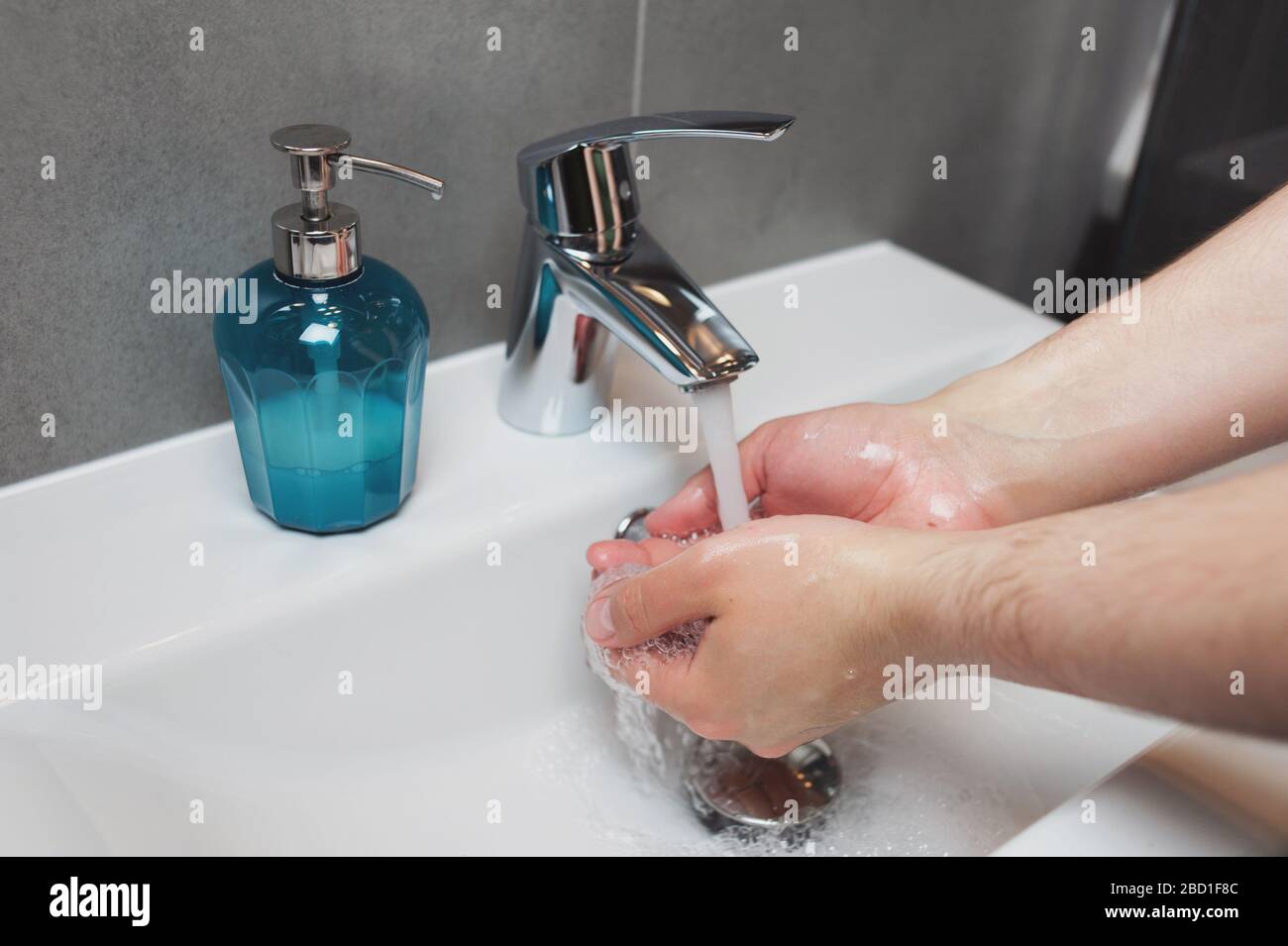 L'homme se lave les mains. Coronavirus Covid-19 prévention. Arrêter la pandémie du virus corona. Banque D'Images